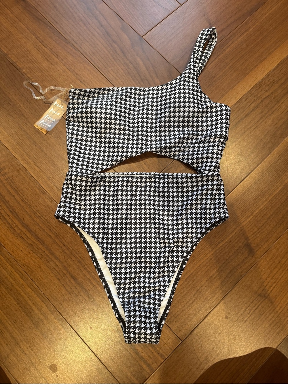 NaNa Black & White One-Shoulder One-Piece swimsuit